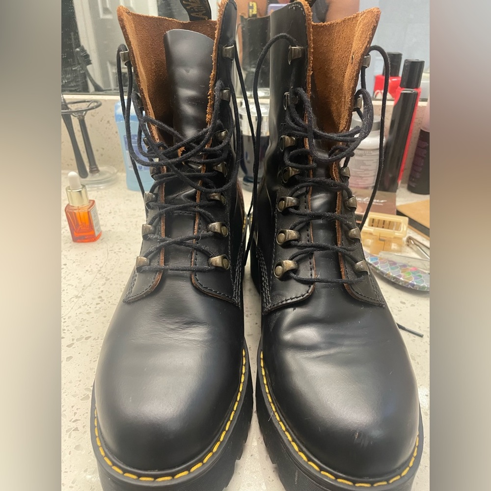 Dr. Martens Leona Boot